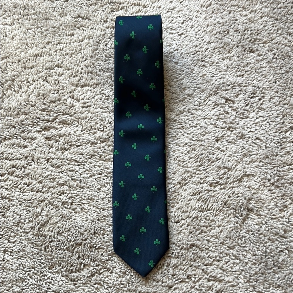 Stylish Green and Navy Tie with Classic Design
